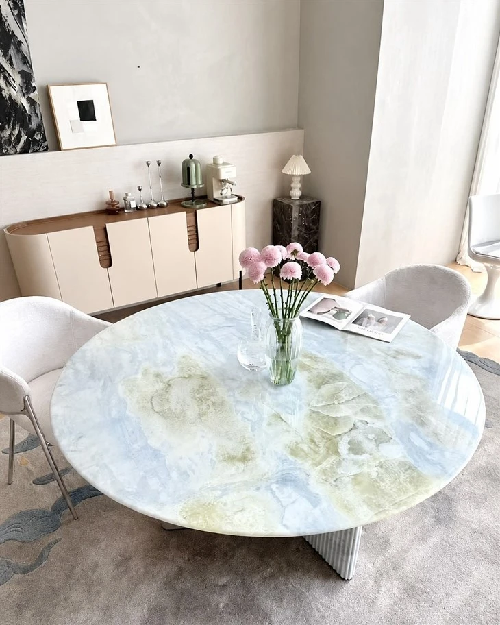 08_round-marble-table-dining-room-closeup